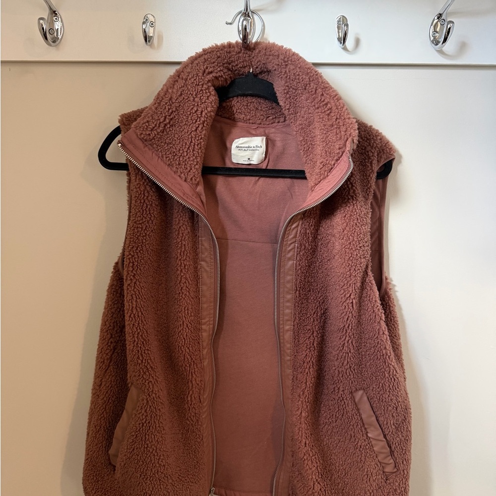Abercrombie & Fitch Women's Fleece Vest - mauve